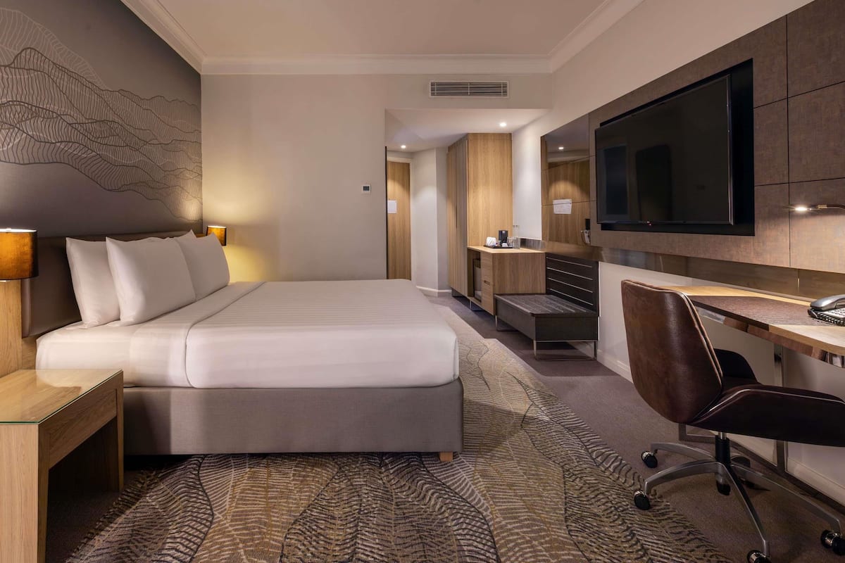 Minibar, caja de seguridad en la habitación y escritorio