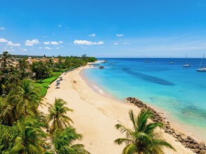 En la playa, camastros, sombrillas y toallas de playa 
