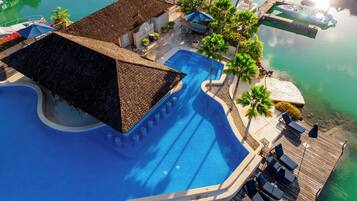 2 piscines extérieures, chaises longues