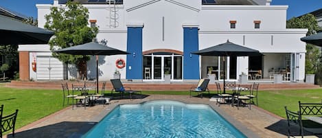 Piscine extérieure, parasols de plage, chaises longues