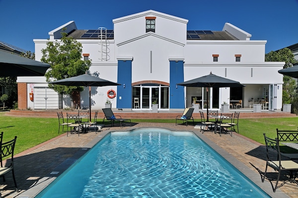 Piscina externa, guarda-sóis, espreguiçadeiras