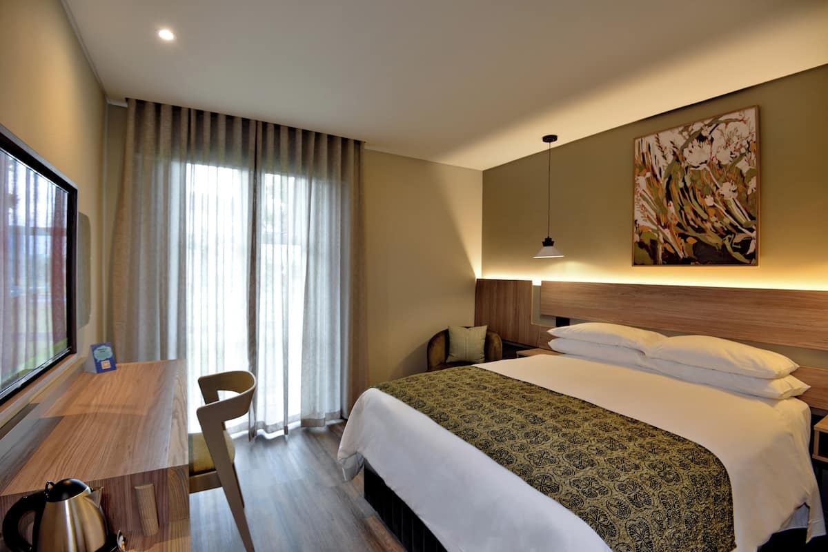 in-room safe, desk, laptop workspace, blackout curtains