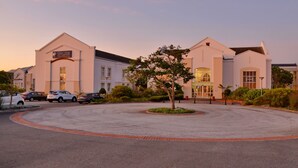 Bagian depan properti - sore/malam