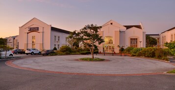 Fachada de la propiedad por la tarde o noche