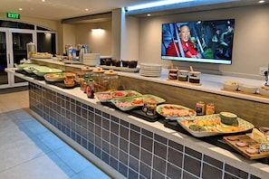 Petit déjeuner buffet servi tous les jours en supplément