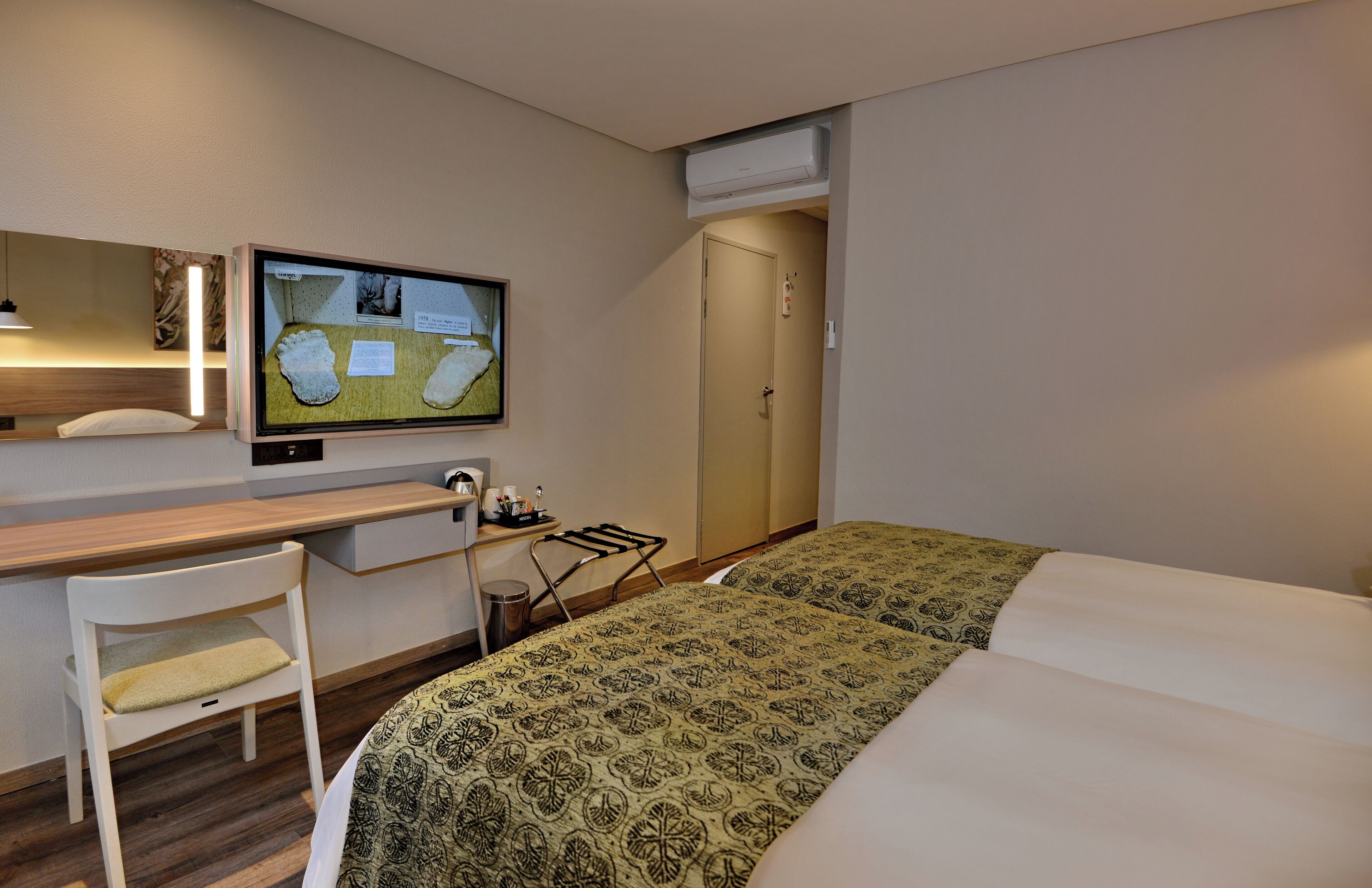 in-room safe, desk, laptop workspace, blackout curtains