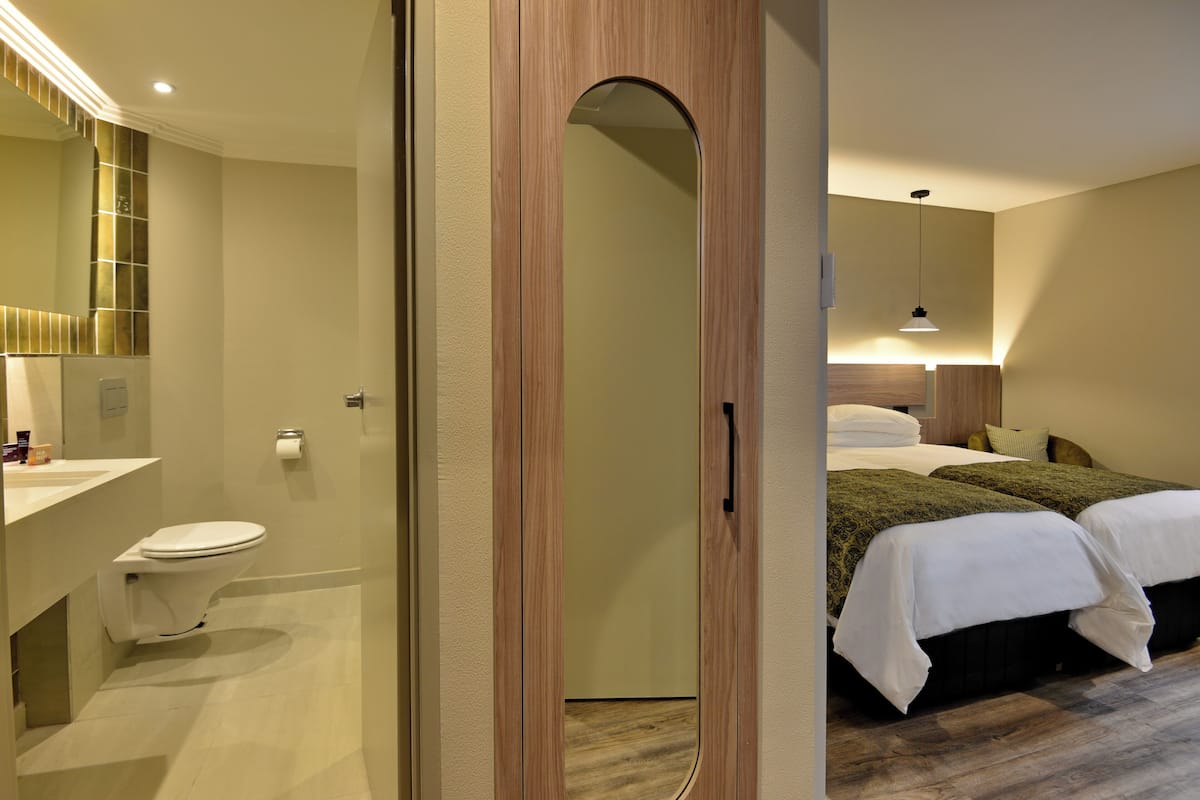 in-room safe, desk, laptop workspace, blackout curtains