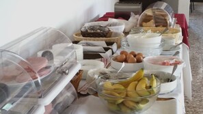 Breakfast, lunch, dinner served; garden views - Marion (Polis)