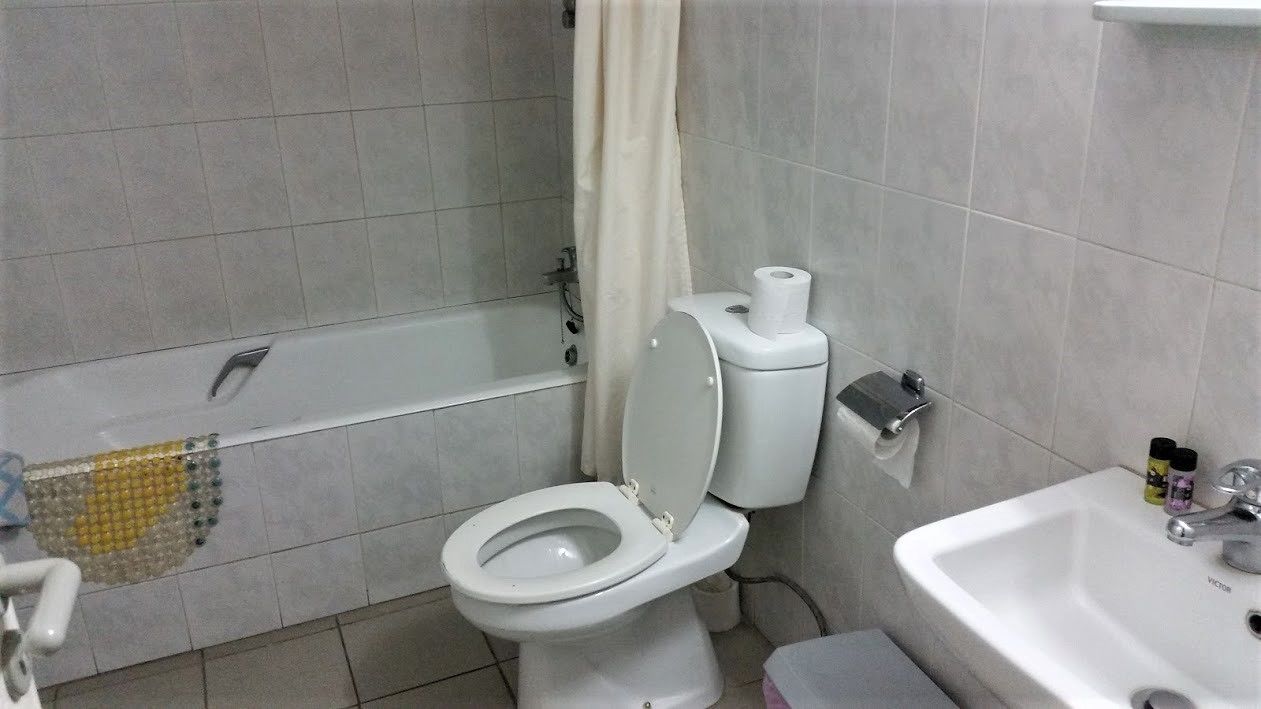 Ein Badezimmer mit Toilette, Badewanne und Waschbecken.