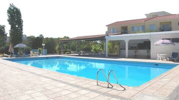 Piscina externa, guarda-sóis