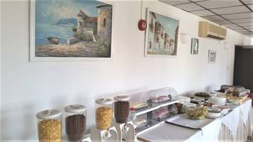Petit déjeuner, déjeuner et dîner servis sur place