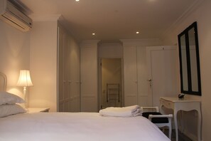 Luxury Cottage, Kitchen | 2 bedrooms, hypo-allergenic bedding, memory foam beds, in-room safe