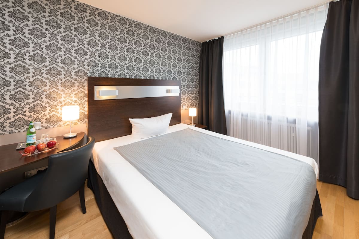 Single Room | In-room safe, iron/ironing board, free WiFi, bed sheets