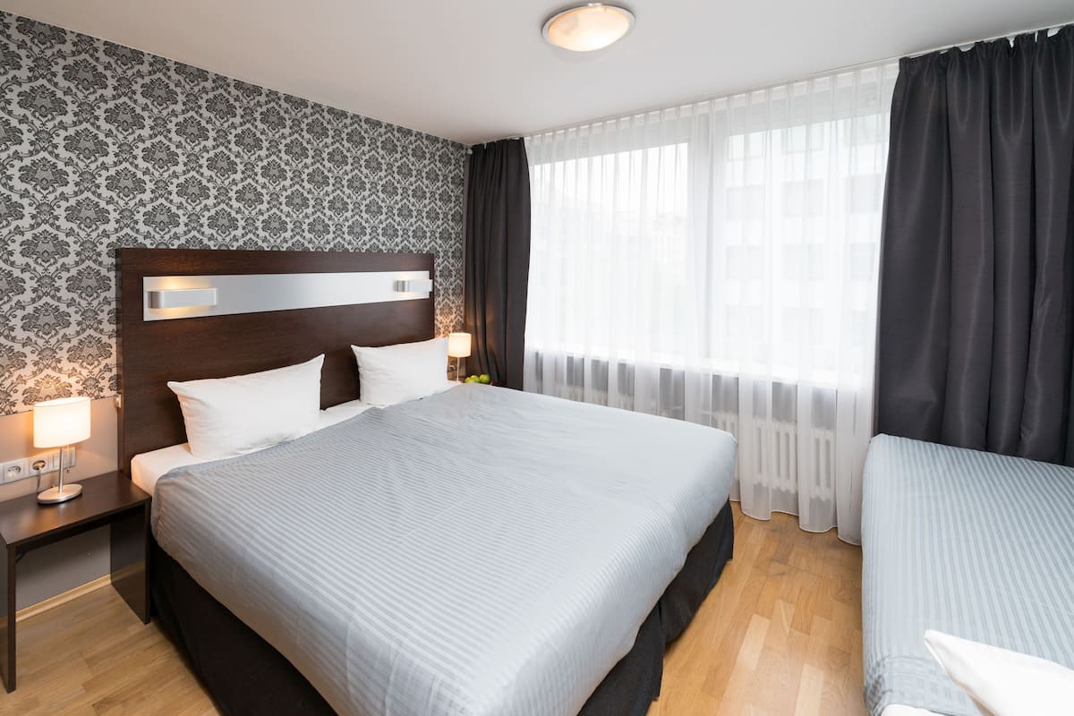 Triple Room | In-room safe, iron/ironing board, free WiFi, bed sheets