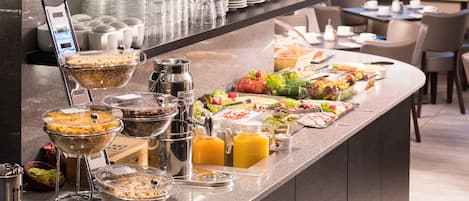 Desayuno buffet diario (EUR 18 por persona)