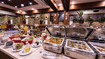Petit déjeuner buffet (270 UAH par personne)
