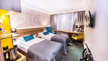 Premier Business Twin room | Anti alerjik yatak takımı, odada kasa, masa