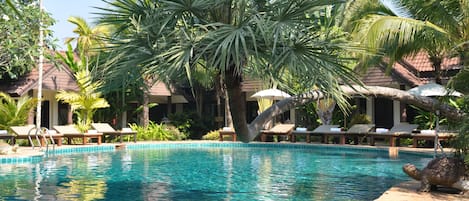 Piscine extérieure, parasols de plage, chaises longues