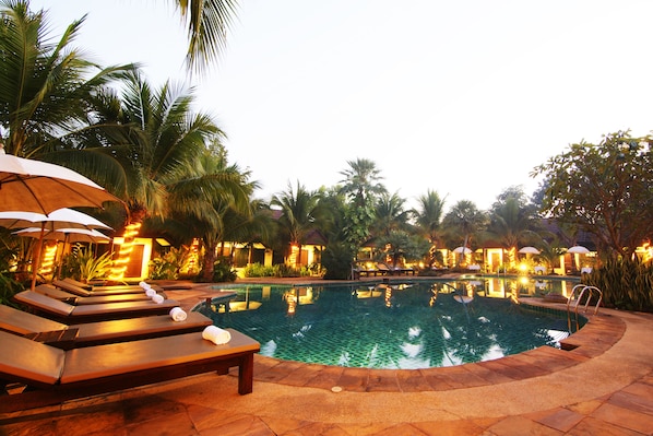 Udendørs pool, åben fra kl. 08.00 til kl. 20.00, parasoller, liggestole