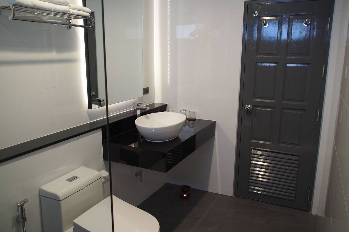 shower, free toiletries, hair dryer, towels