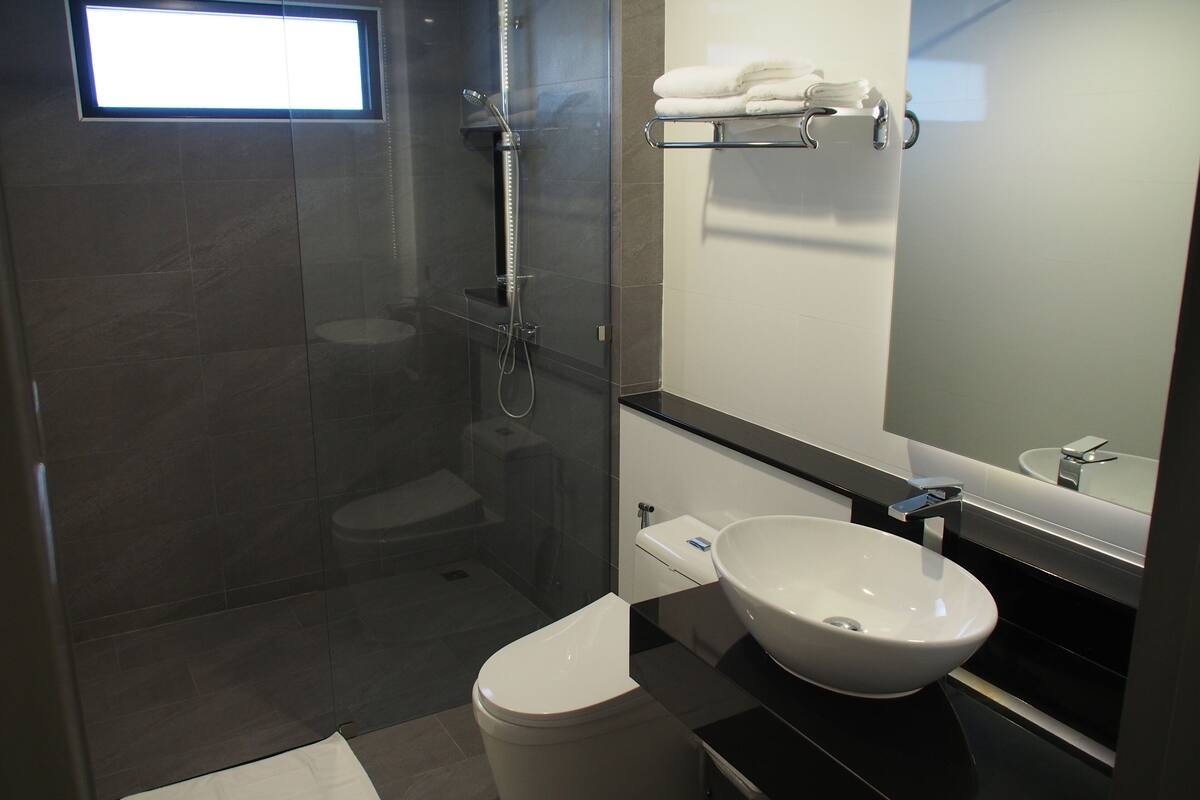 shower, free toiletries, hair dryer, towels