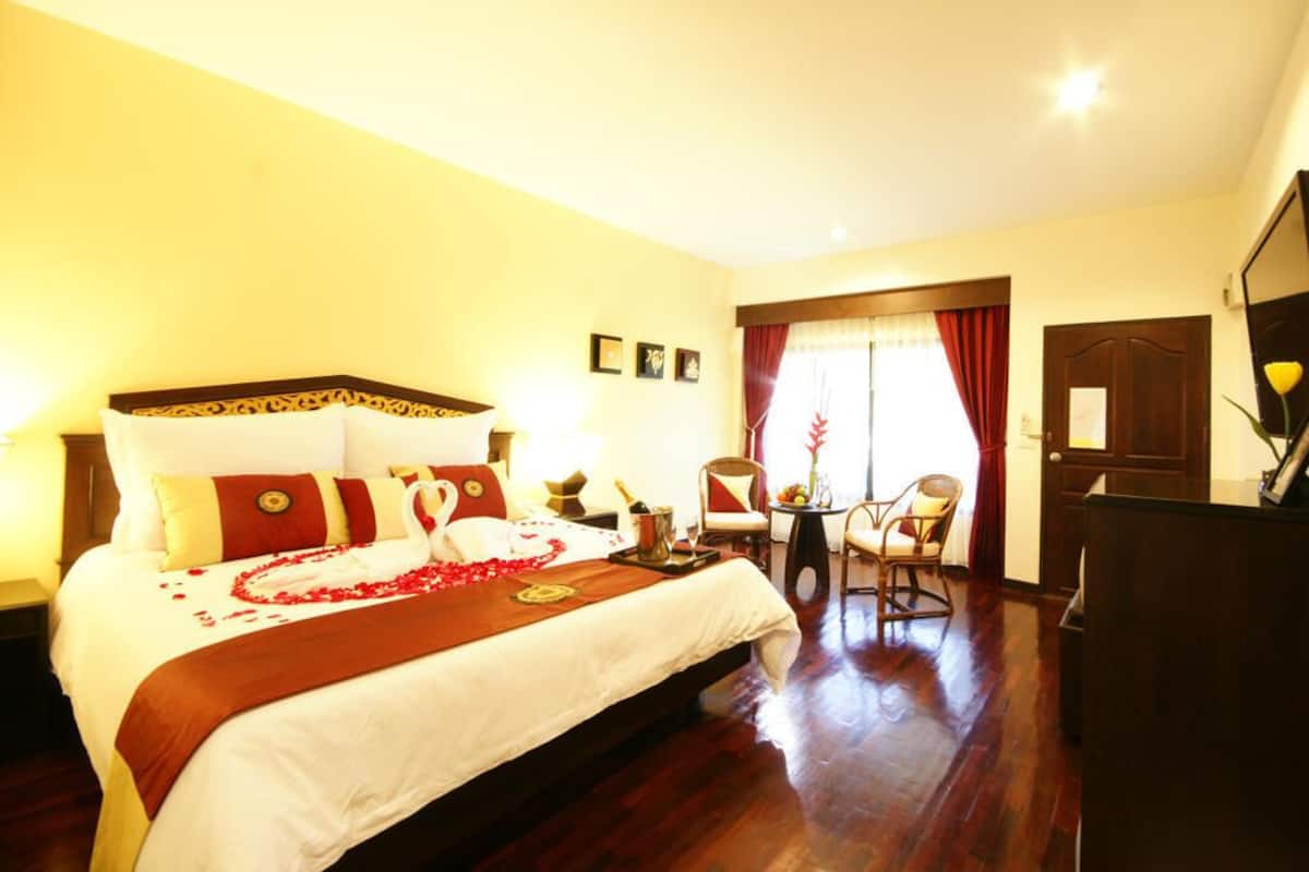 Minibar, in-room safe, desk, blackout curtains