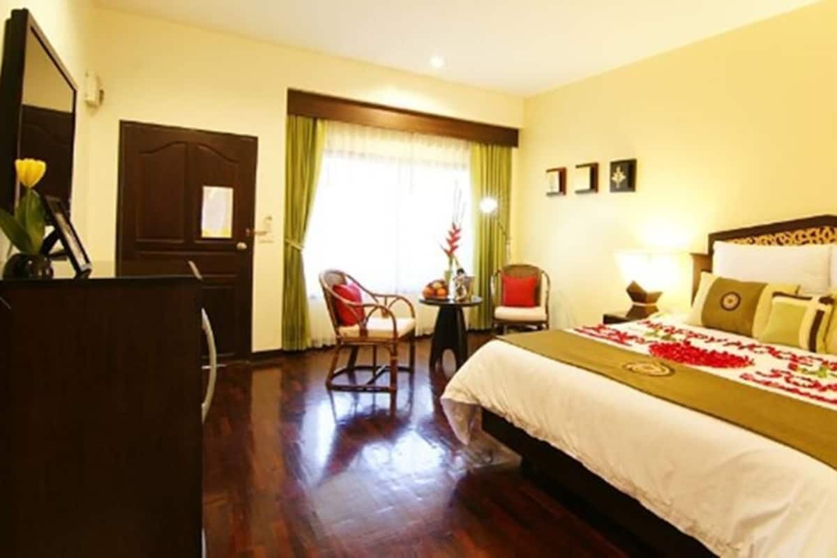 Minibar, in-room safe, desk, blackout curtains