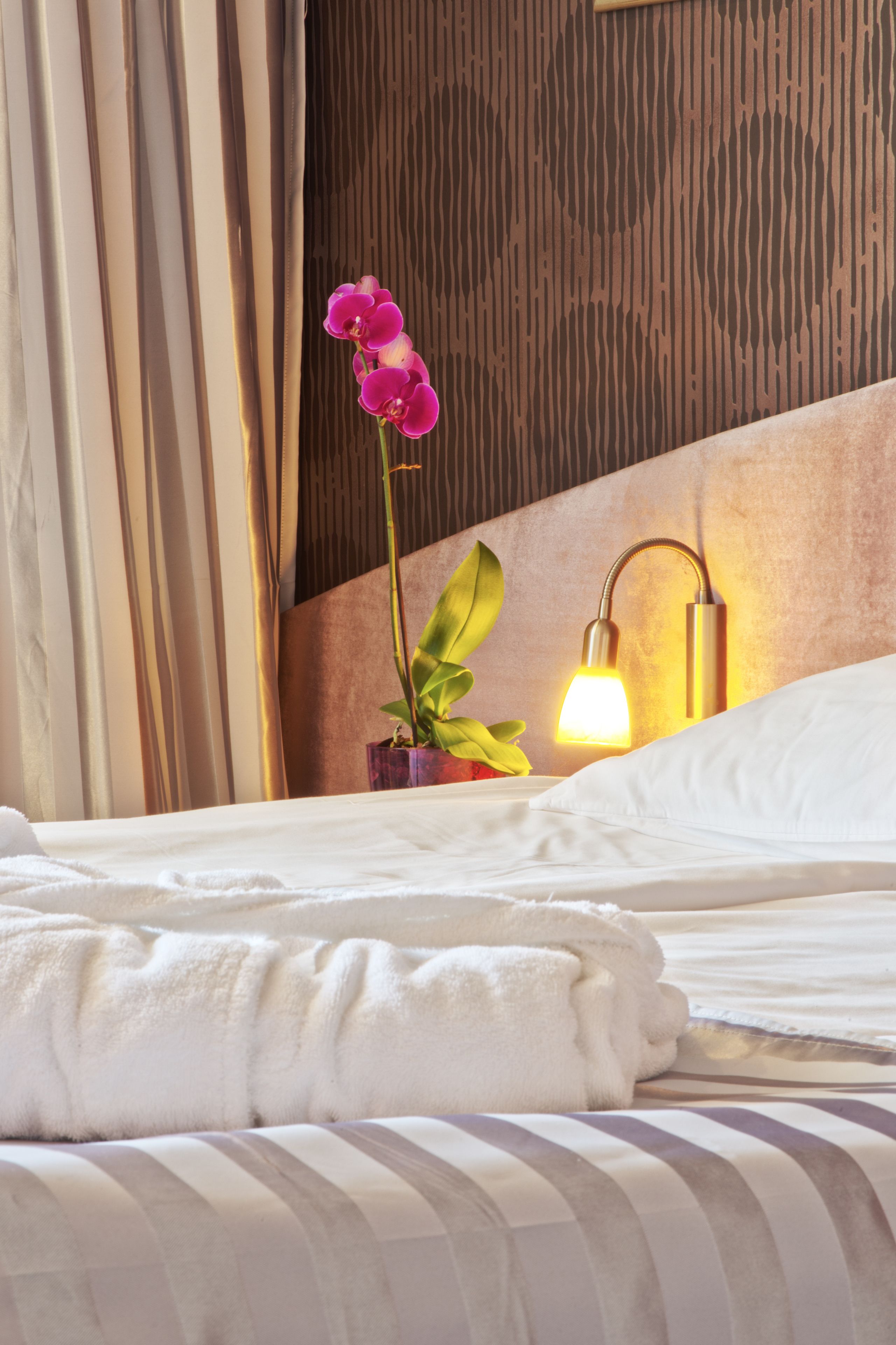 ミニバー、セーフティボックス (室内)、デスク、ノートパソコン用作業スペース