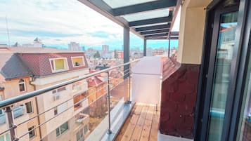 Minibar, caja de seguridad en la habitación y escritorio
