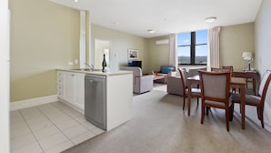 Un apartamento moderno con cocina, comedor y sala de estar.
