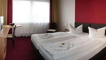 Studio, 1 Double Bed, Kitchenette | Hypo-allergenic bedding, in-room safe, desk, blackout drapes