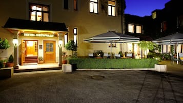 Bagian depan properti - sore/malam