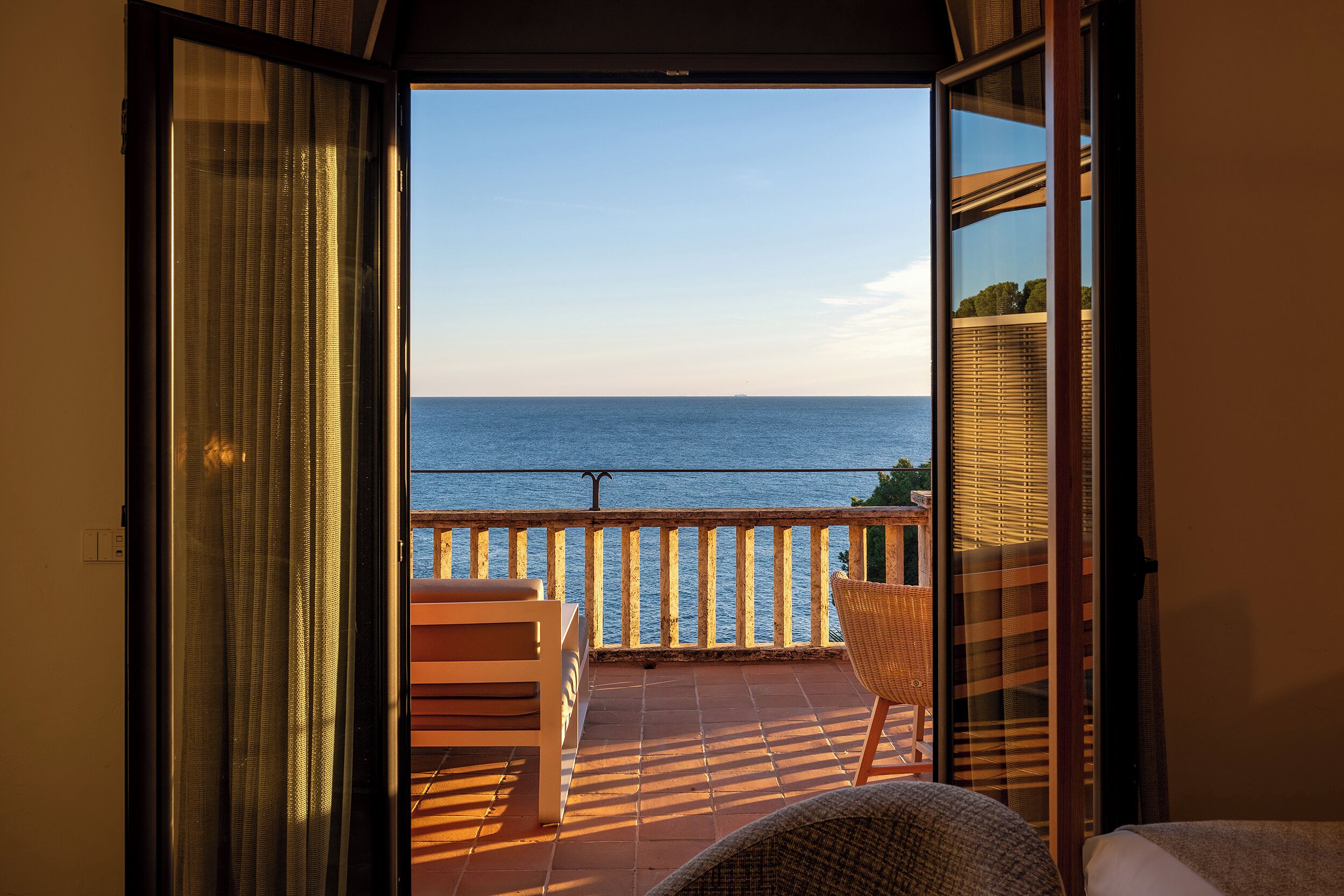 Minibar, coffres-forts dans les chambres, bureau