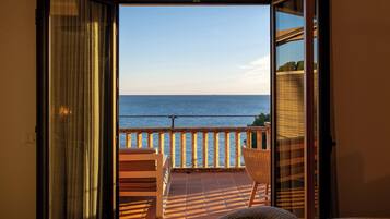 Minibar, coffres-forts dans les chambres, bureau