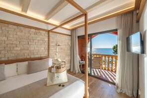 Sea Front Panoramic Suite | Minibar, in-room safe, desk, laptop workspace - Hotel Cala del Pi - Adults Only (Castell-Platja d'Aro)