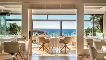 Breakfast, lunch and dinner served