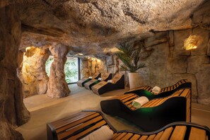 Salas de tratamiento para parejas, un sauna, una bañera de hidromasaje