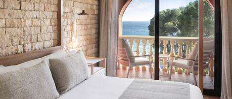 Suite Seaview | Minibar, in-room safe, desk, laptop workspace