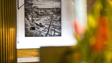 Ett inramat fotografi som föreställer ett bergigt landskap med en hängande lampa.