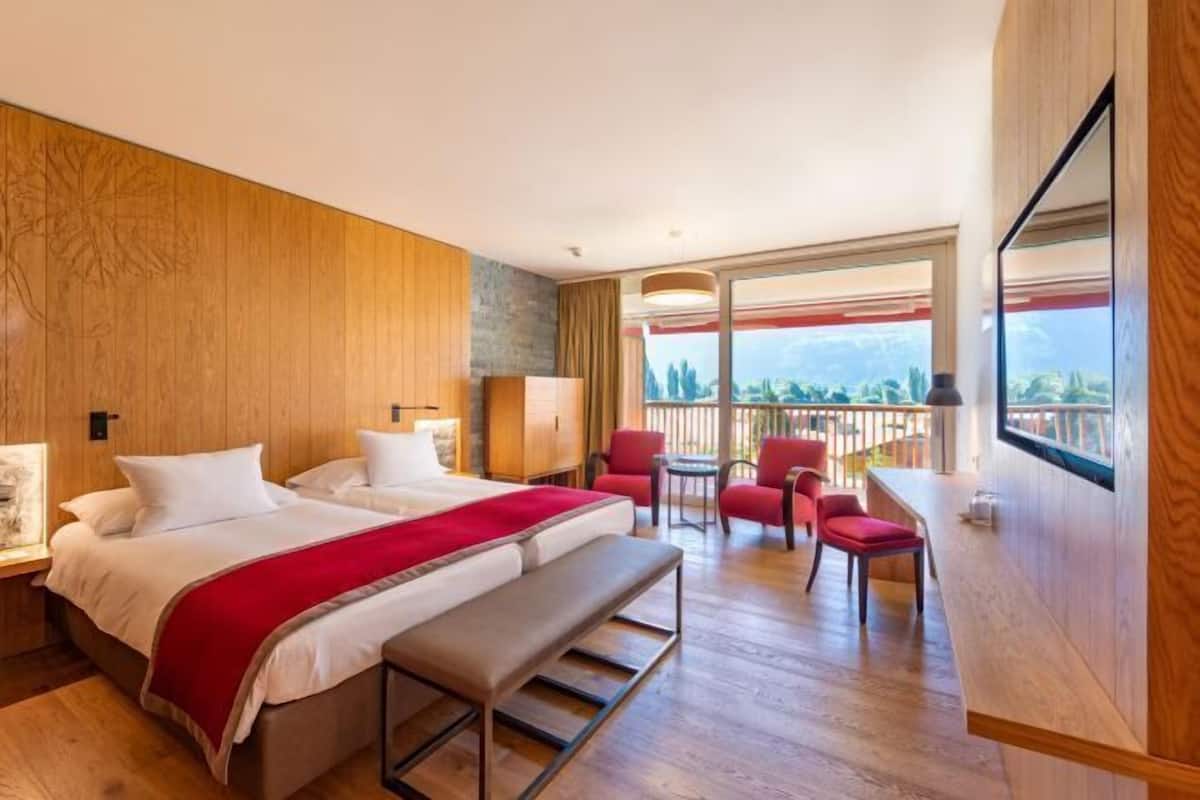 In-room safe, soundproofing, WiFi, bed sheets