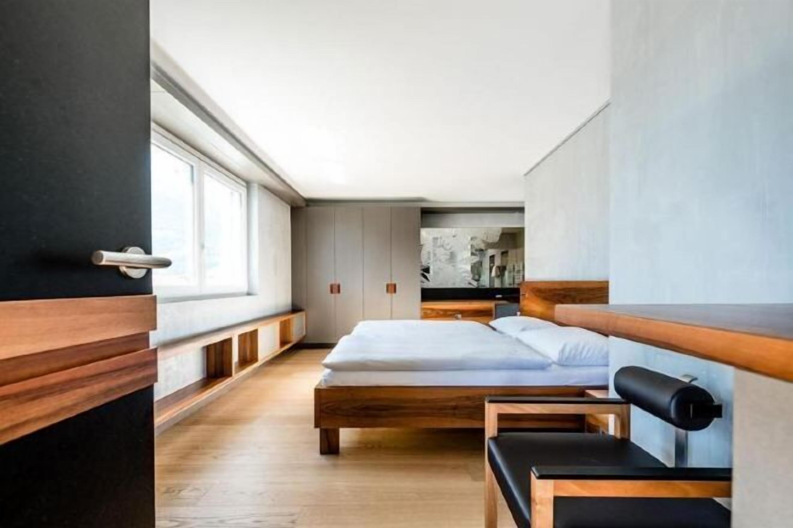 In-room safe, soundproofing, WiFi, bed sheets