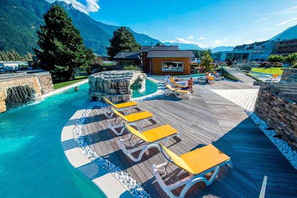 Piscine couverte, 3 piscines extérieures, chaises longues