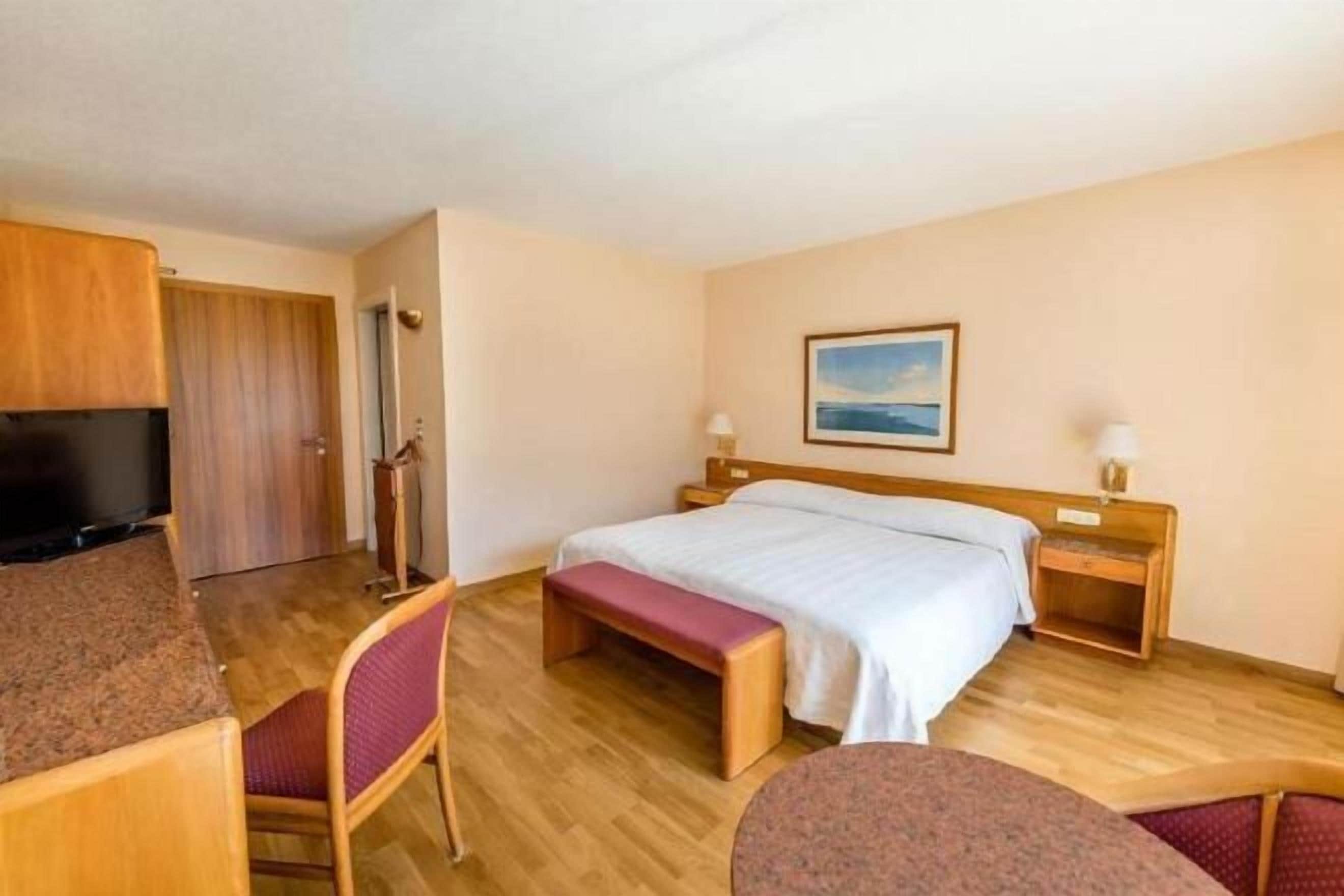 In-room safe, soundproofing, WiFi, bed sheets
