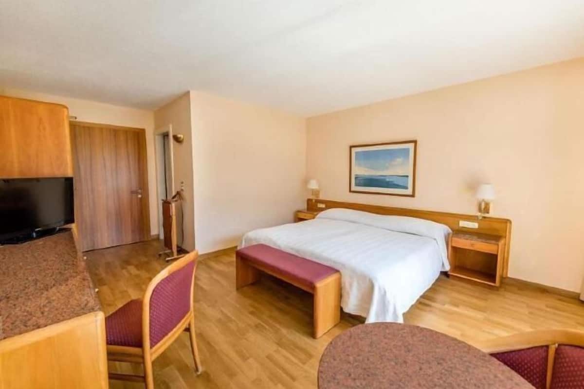 Caja de seguridad en la habitación, insonorización, wifi y ropa de cama