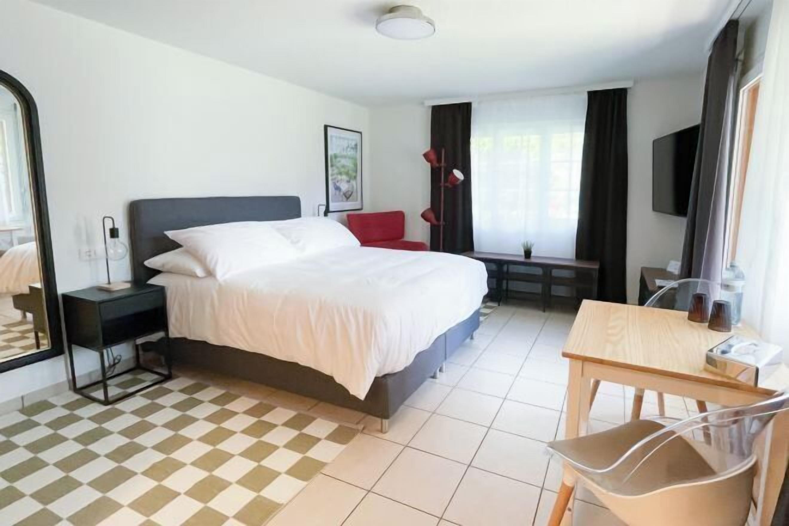 In-room safe, soundproofing, WiFi, bed sheets