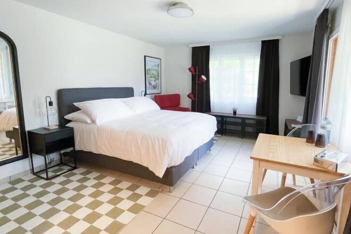 In-room safe, soundproofing, WiFi, bed sheets