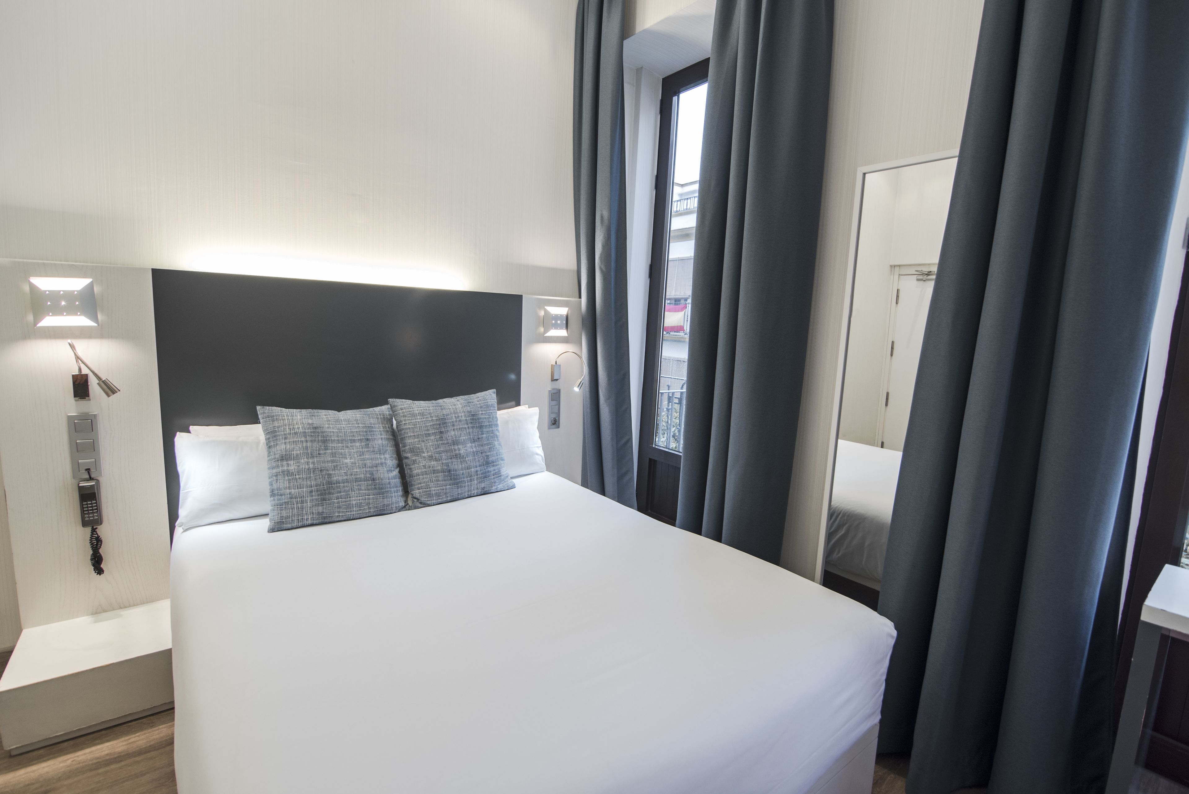 Standaard tweepersoonskamer | Een minibar, een kluis op de kamer, een bureau