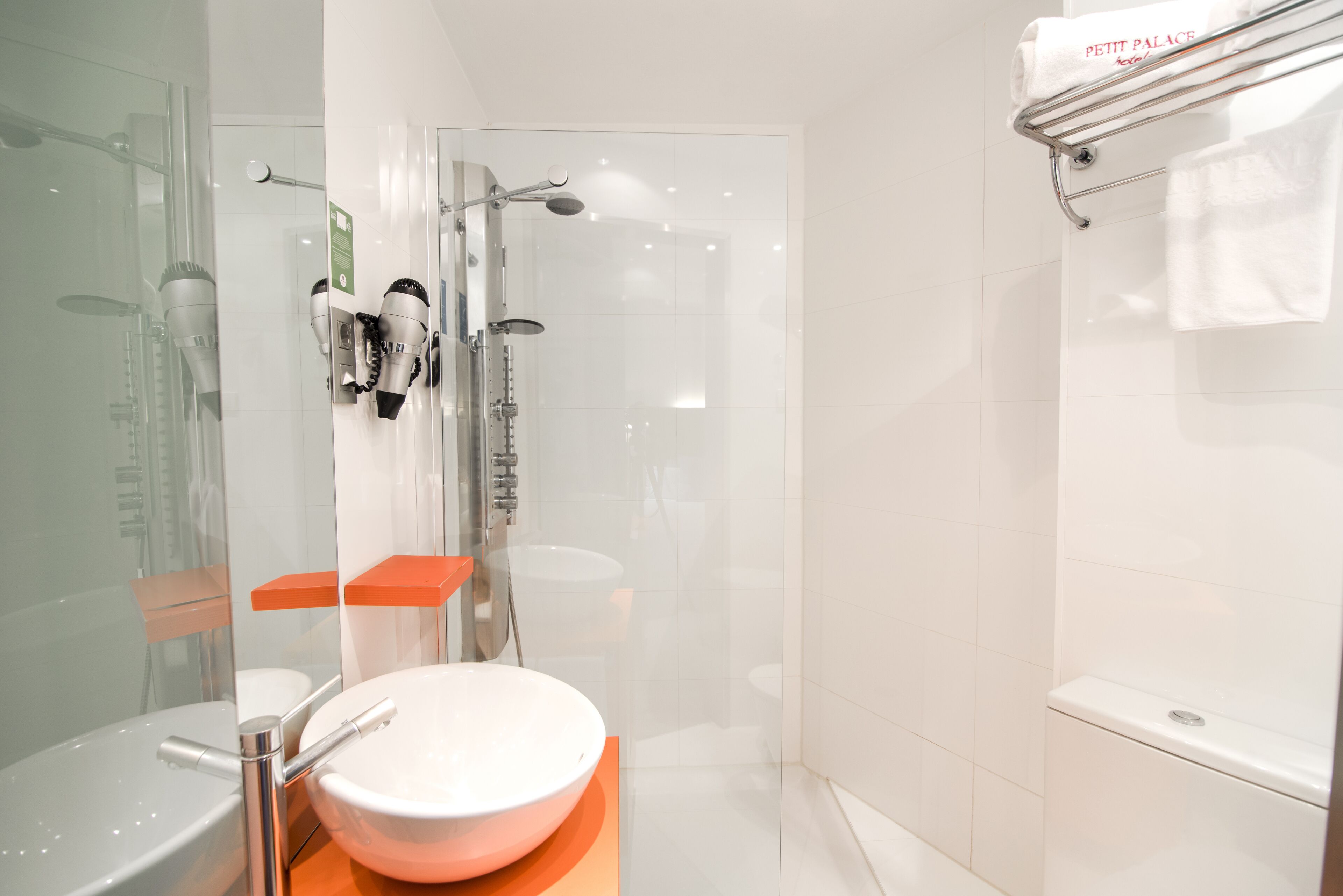 standard double room | bathroom | shower, hydromassage showerhead, free toiletries, hair dryer