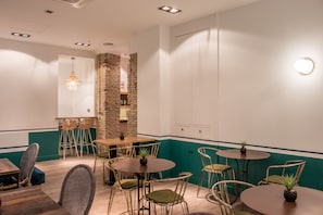 Tägliches Frühstücksbuffet gegen Gebühr