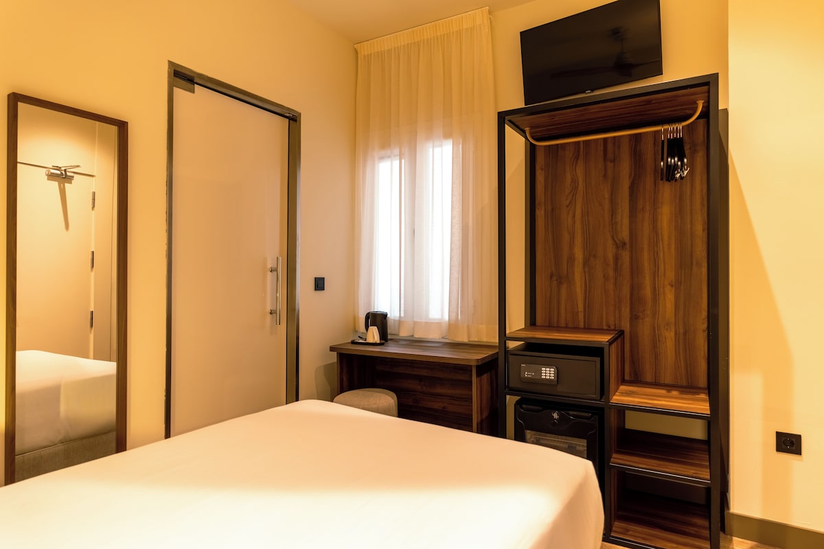 Single Room | Minibar, in-room safe, desk, iron/ironing board (on request)